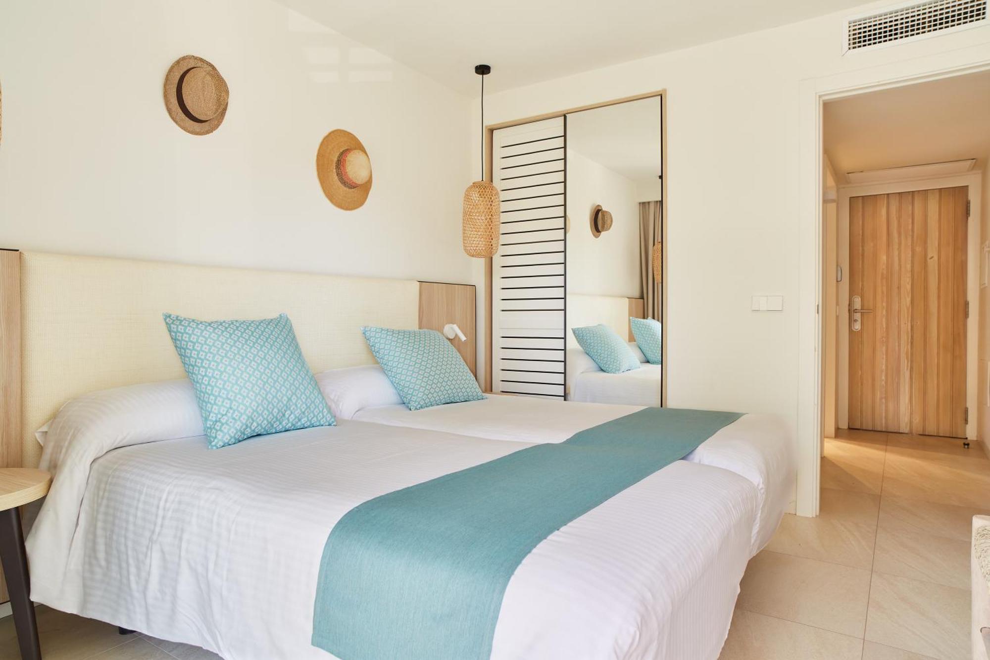 Apartamentos San Miguel Park & Esmeralda Mar Port de Sant Miguel Room photo